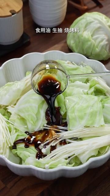 Don’t just eat big fish and meat during the Chinese New Year. The cabbage and enoki mushro смотреть онлайн