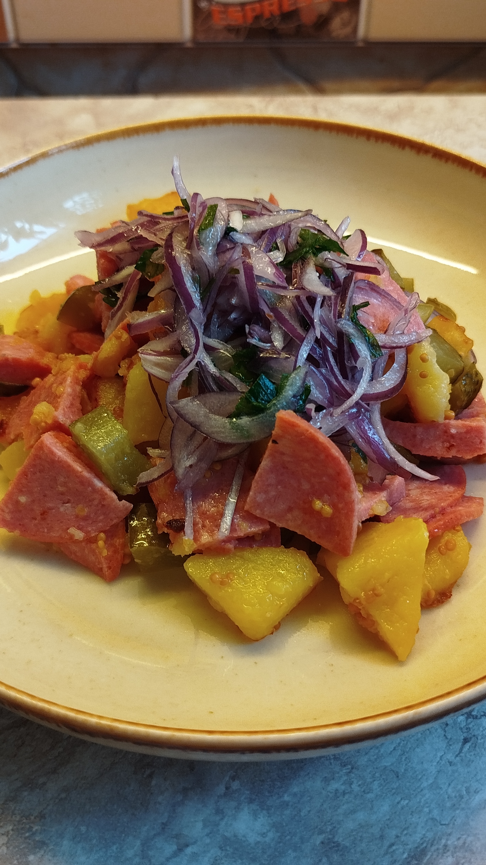 Тёплый салат с колбасой