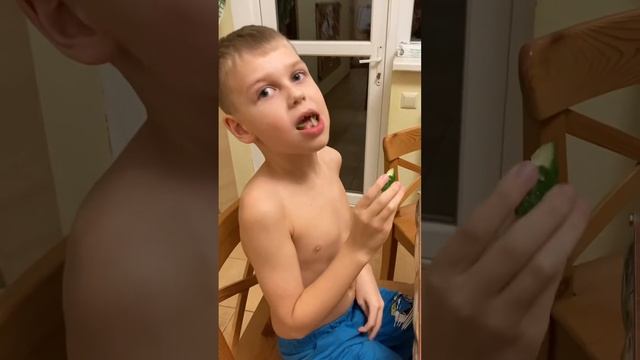 Илюша ест огурец и чавкает смотреть онлайн