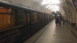 Путеизмеритель ЁЖ-3 прибывает на станцию метро «Новослободская».