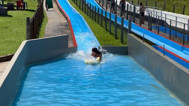 Прекрасные бразильские девушки не бояться экстремальных водных горок 😄 смотреть онлайн