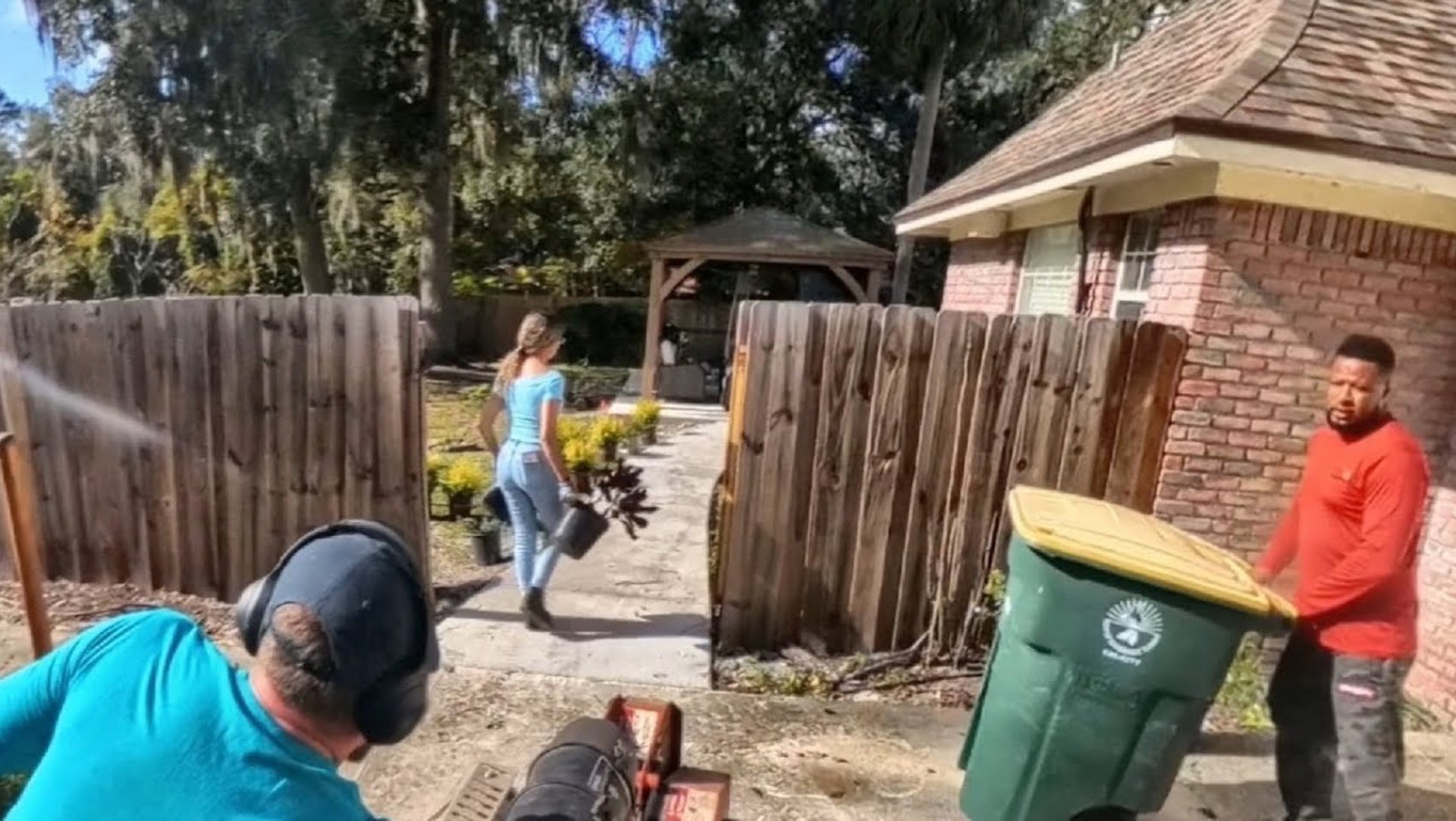 В США ЖЕНЩИНЫ пашут с мужьями.