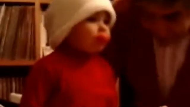 Nuria bailando Gaga / baby dancing Gaga's music смотреть онлайн