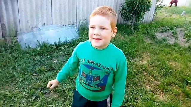 ПОМОЩНИК Тёма / Поливает огород и цветы / Кормит курочек смотреть онлайн