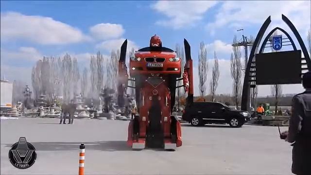 На этом видео BMW трансформируется в огромного робота. смотреть онлайн