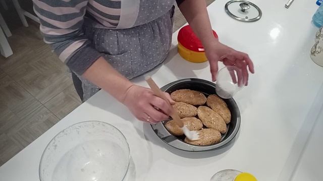Куриные котлетки в духовке// Пришли с работы и давай грязью мазаться 😅 смотреть онлайн