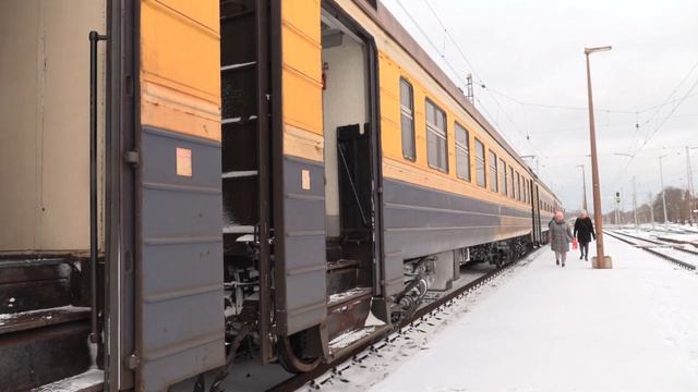 Электропоезд ЭР2М-605 на ст. Засулаукс / ER2M-605 EMU at Zasulauks station смотреть онлайн
