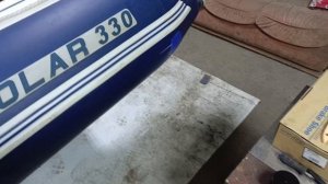 Старая лодка ПВХ и строительная грунтовка