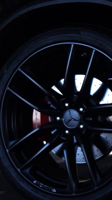 Хотите быть самым брутальным на дороге? Берите Mercedes 63 AMG ☝️ смотреть онлайн