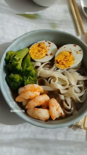 This version of Udon Noodle Ramen is going to make you have it more! смотреть онлайн