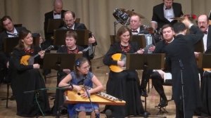 Дети играют с оркестром на гуслях