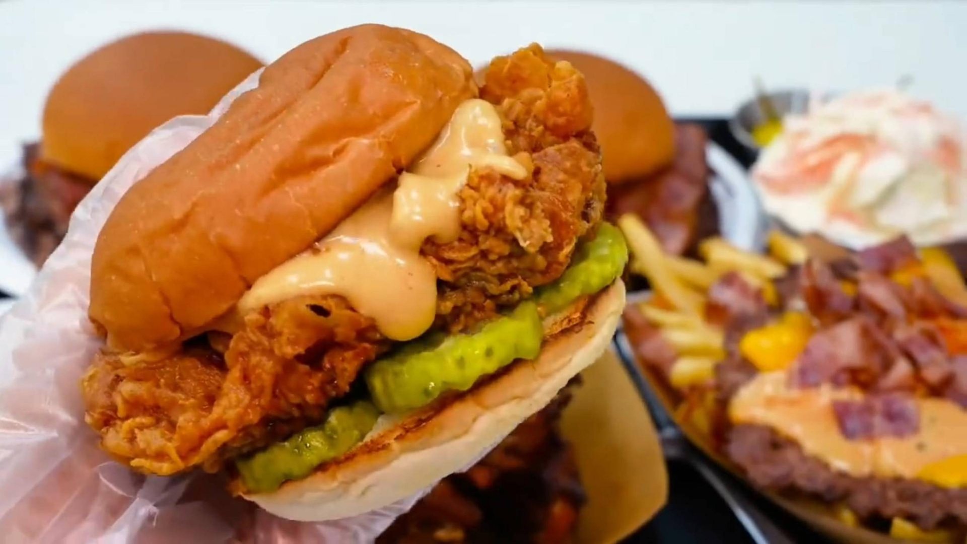 Из-за вкусовых качеств мяса, даже иностранные гости не смогут устоять перед этим магазином бургеров смотреть онлайн