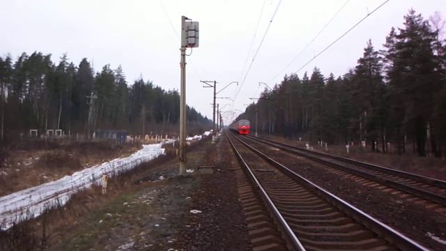 Ранним утром электропоезд на Москву отправляется от Осеевской смотреть онлайн