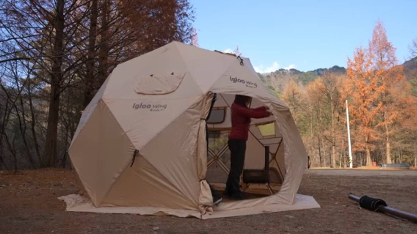 Горный лес, зимний палаточный отдых, одиночный кемпинг, дровяная печь