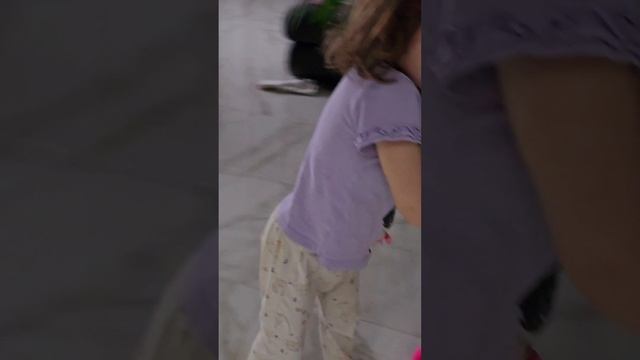 Доча катается на самокате. смотреть онлайн