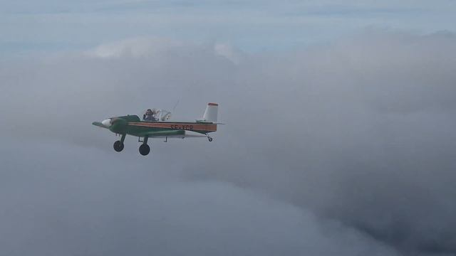 Brügger MB-2 Colibri having fun up above, cloud surfing смотреть онлайн