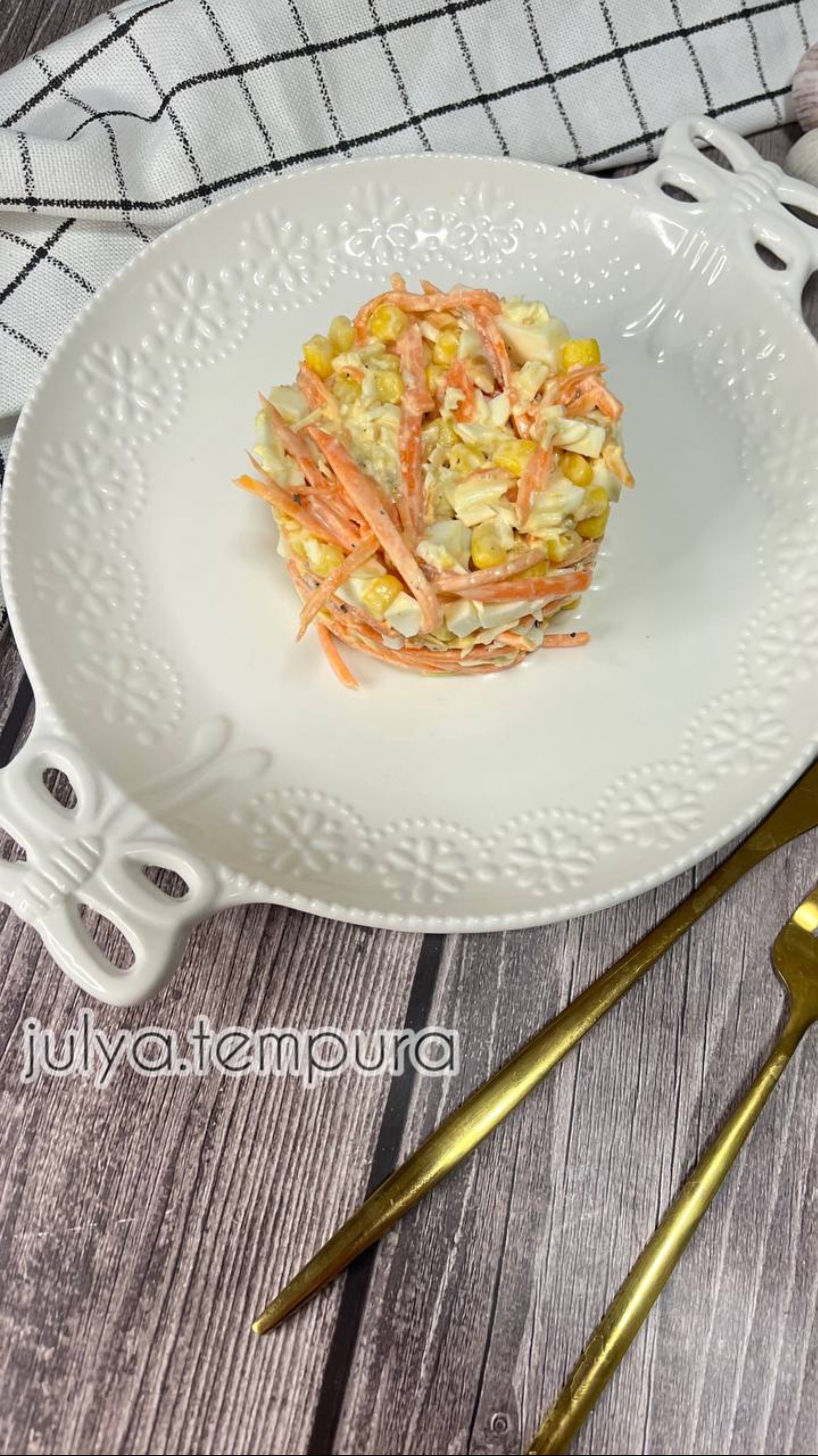 САЛАТ С КОПЧЕННЫМ СЫРОМ