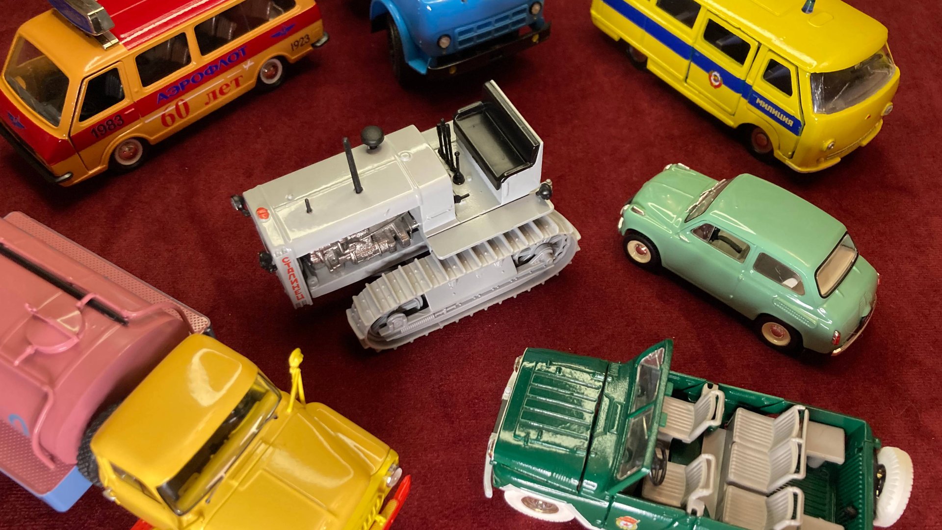 Две модели 1:43 на столе смотреть онлайн