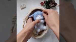 Вязаный спящий котёнок.