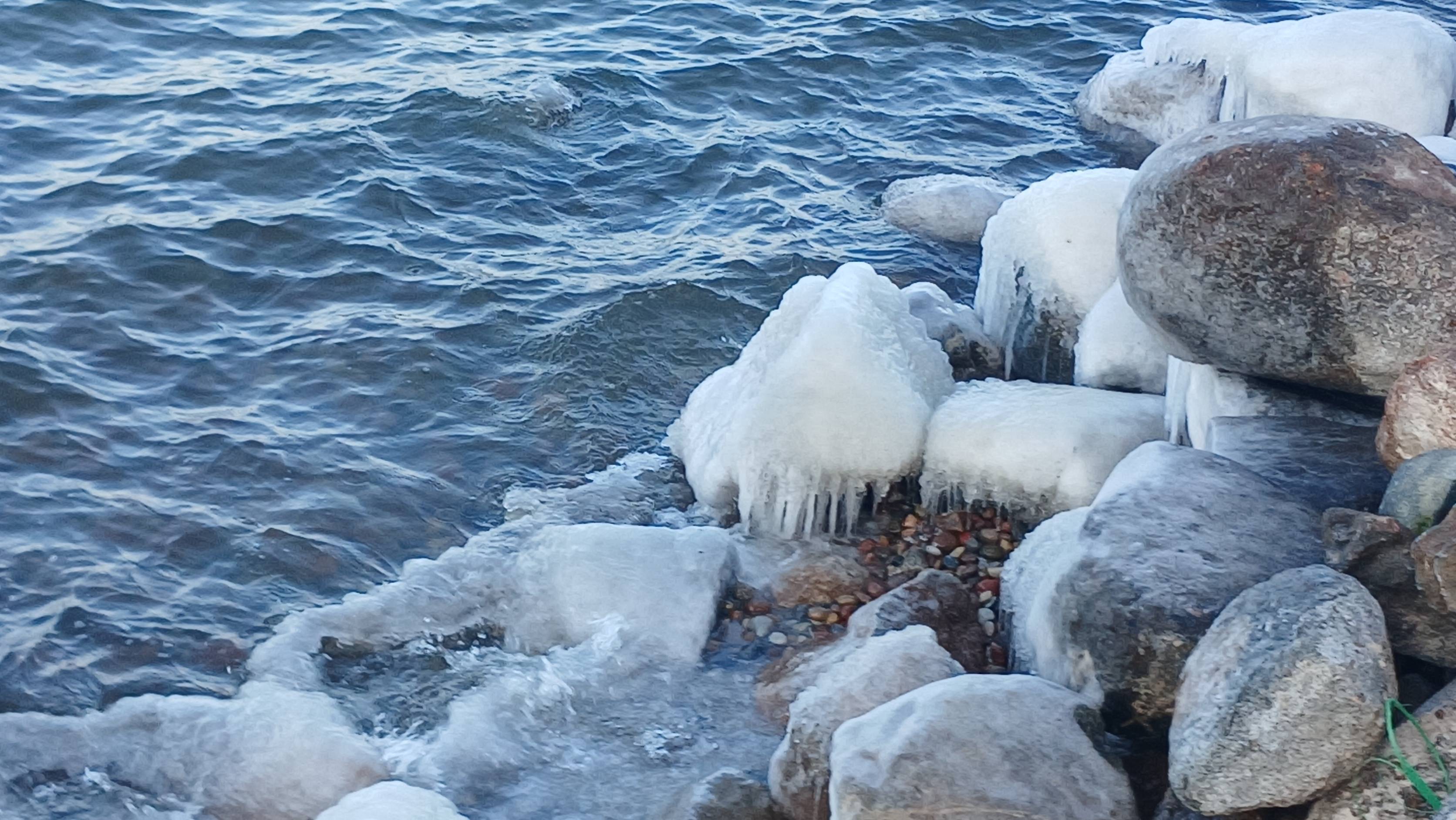 Зимы без снега в России не бывает. Даже в Зеленоградске. Хоть ложка снега, но своя смотреть онлайн