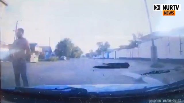 Житель Костаная запрыгнул на капот патрульной машины во время драки смотреть онлайн