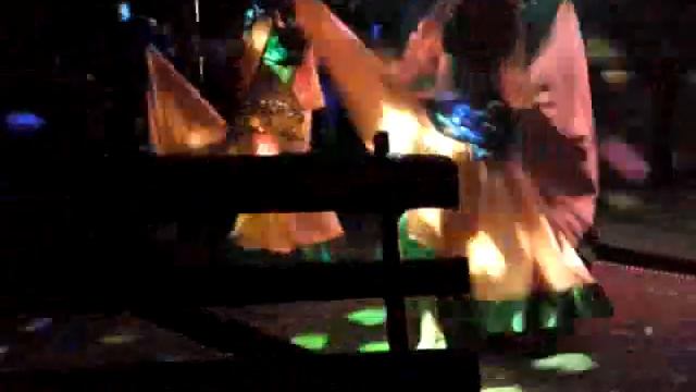 Зажигательный танец.flv смотреть онлайн