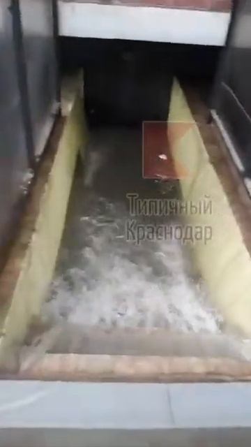 Затопило подвалы в ЖК Арбатский. Вода лилась туда сплошным потоком.Цезаря Куникова, 18 корпус 7 и 8 смотреть онлайн