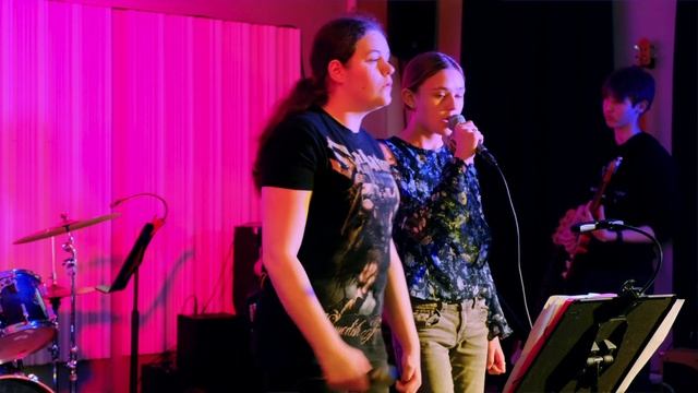 KiR: Bandet The Toasters spelar 800° av Ebba Grön смотреть онлайн