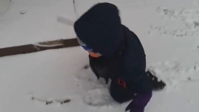 Всеволод рисует на снегу машинки) смотреть онлайн