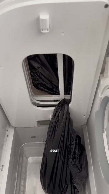 Watch the poop magically disappear! 🪄💩 #amazon #cat #ai #tech #home #smart смотреть онлайн