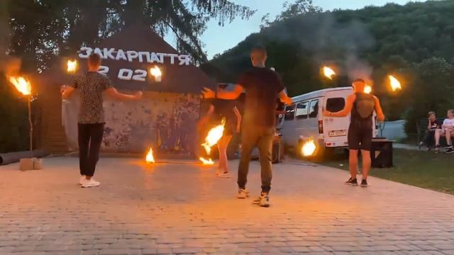 Вогняне шоу від аніматорів. Без обробки та обрізки. смотреть онлайн