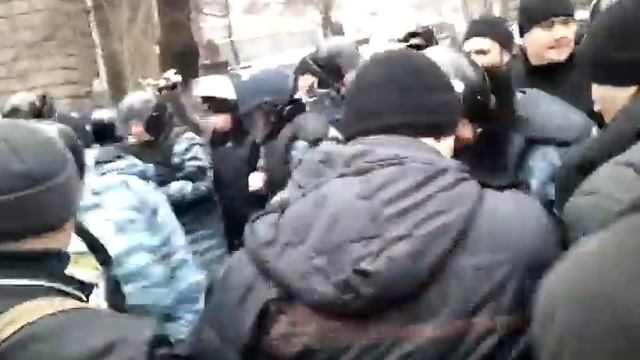 Gazeta.ua Сутичка "Беркуту" і активістів Чорного Комітету смотреть онлайн