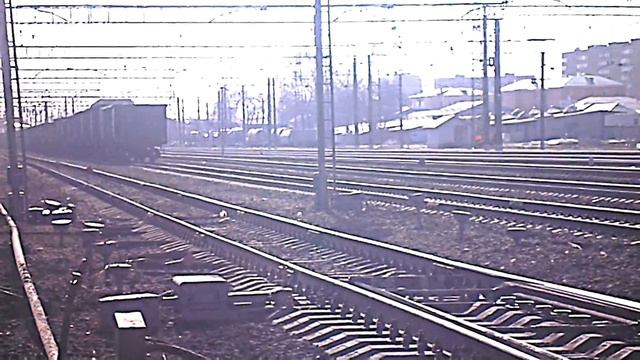 Электровозы ВЛ11 633 и ВЛ11М 435 с грузовым составом, ст. Орехово зуево смотреть онлайн