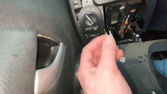 Если не работает прикуриватель и сигнал на Ладе Гранта, значит сгорел предохранитель, его меняем. смотреть онлайн