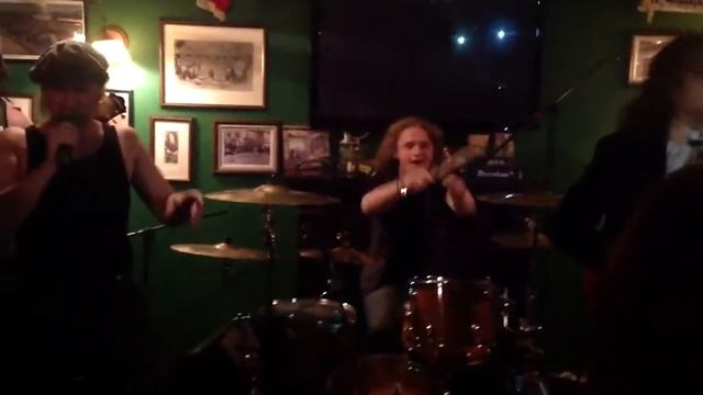 Easy Dizzy - Thunderstruck (Live at Conor Mac Nessa) смотреть онлайн
