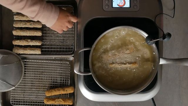 HOW TO MAKE CHEESE PULL WORTHY MOZZARELLA STICKS and a CHUNKY TOMATO SAUCE TO PAIR смотреть онлайн
