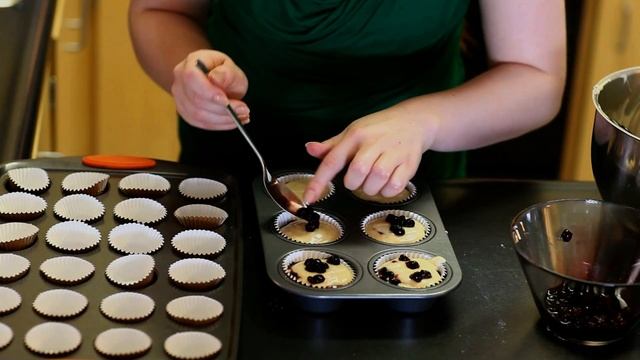 Blueberry Lemon Cupcakes with Cream Cheese Frosting - EASY Recipe! смотреть онлайн