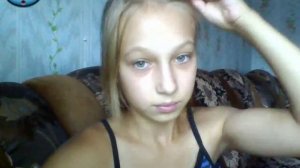 губы целовала