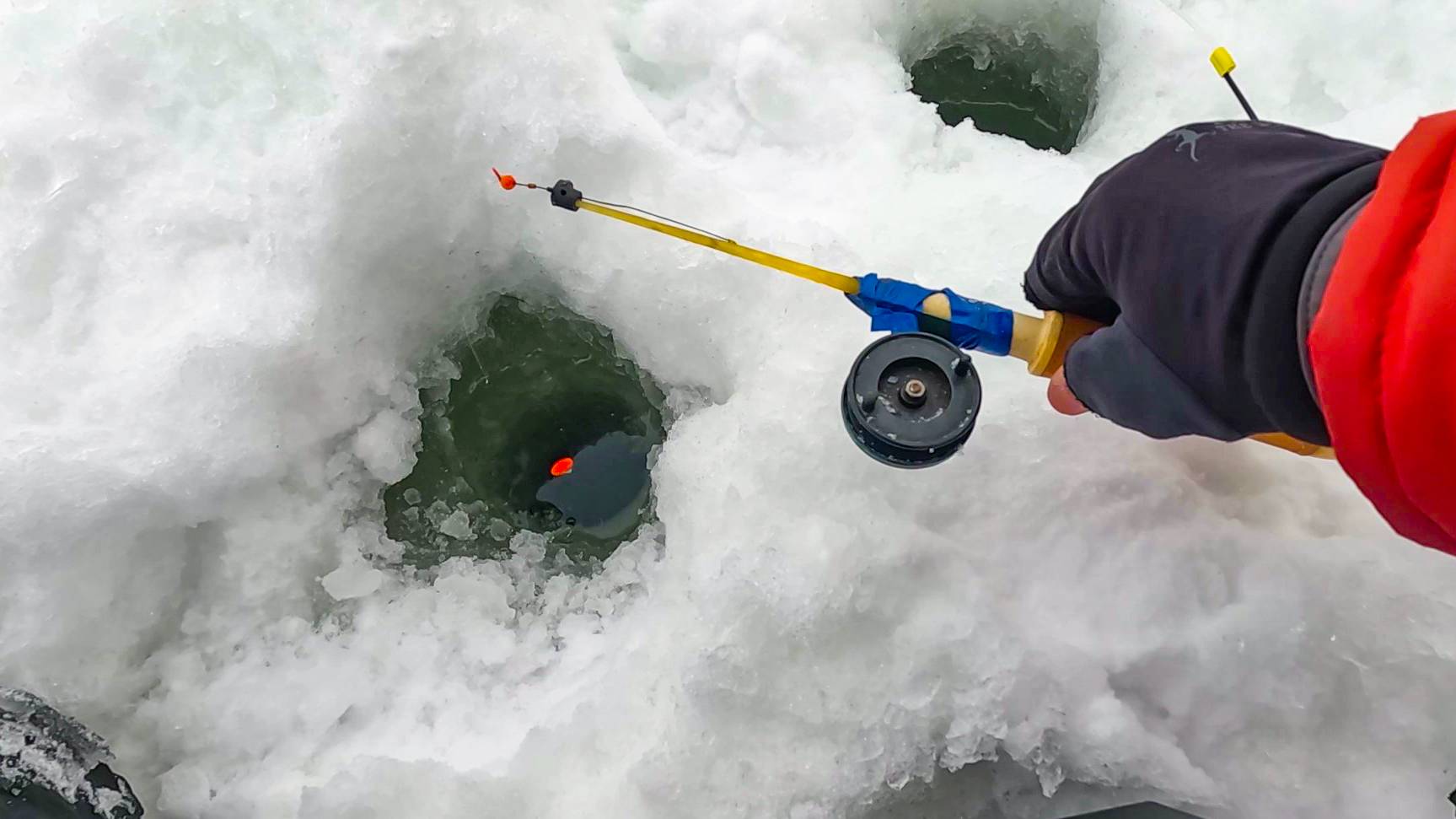 ОН ПОДНЯЛ И УТАЩИЛ поплавок. Подводная съёмка КЛЁВА КАРАСЯ. Рыбалка зимой смотреть онлайн