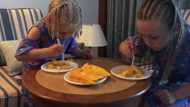 Челендж кто быстрее съест тайское манго )))) смотреть онлайн