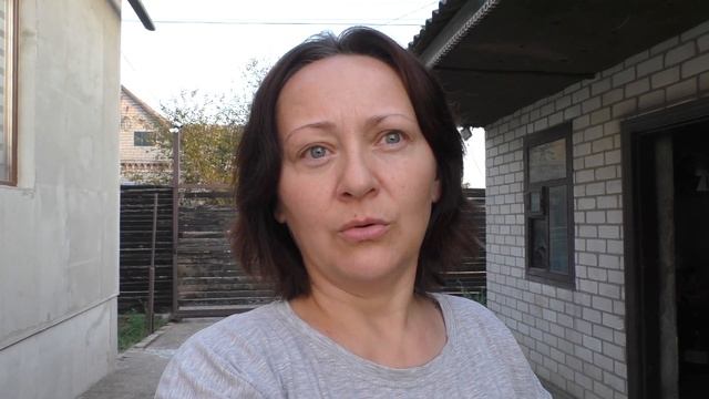 Жара стоит. Огурцы собрала. Выходной день. Кир ездил гулять смотреть онлайн