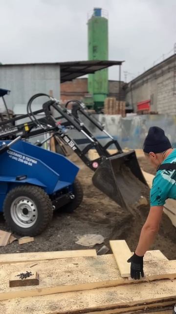 Стройка, погрузчик АТ-350М! #погрузчик #минипогрузчик #shorts смотреть онлайн