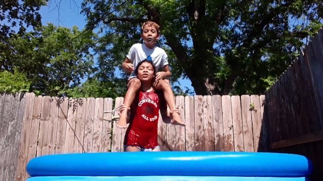 Going in the pool with a sunny day with my sister смотреть онлайн