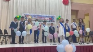 Песня "Прощай, начальная школа!" исполняет Злата Малышева и 4а класс СШИ N1