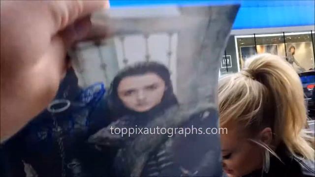 Sophie Turner & Maisie Williams signs autographs for TopPix смотреть онлайн