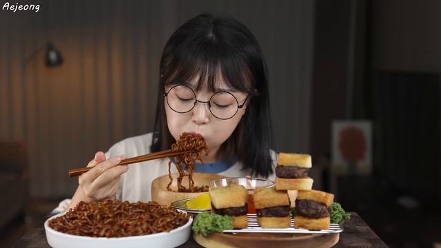 소고기로만든 멘보샤🤔 짜슐랭 먹방 Black Bean Noodles & Beef Toast (menbosha) Mukbang Asmr смотреть онлайн