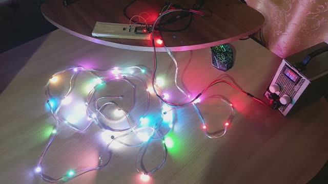 Гирлянда на микроконтроллер ESP32, адресная светодиодная лента WS2812. Программа на MicroPython. смотреть онлайн