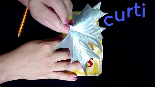 Como cortar latas de leite em pó(E fazer folhas de latinhas). смотреть онлайн