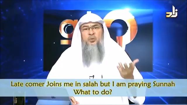 Late comer joins me in Salah while I'm praying Sunnah - What to do? - Sheikh Assim Al Hakeem смотреть онлайн