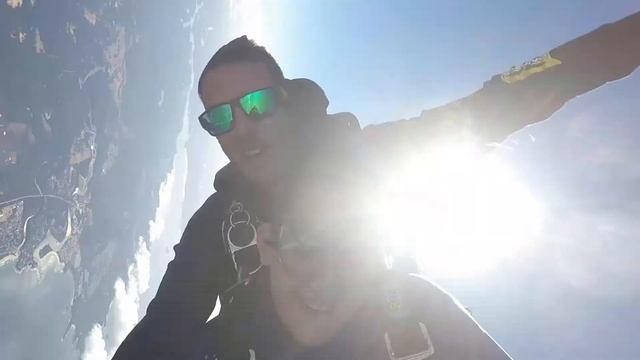 Lydia's tandem Skydive смотреть онлайн